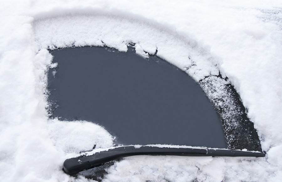Зимняя щетка расчищает снег на лобовом стекле